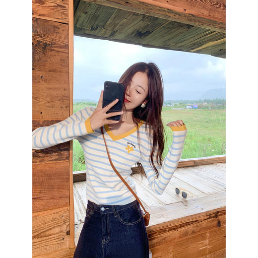 <曾小咸推荐>韩系撞色条纹设计刺绣针织衫【预售款，预计3-15天发货】 商品图0