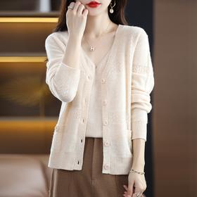 秋天穿搭的建议！【安迪绒镂空钩花毛衣开衫】高级慵懒感❗️早秋轻熟知性，巨显瘦，优雅有气质~✅安迪绒+3D镂空钩花，肌理感强 软糯细腻  ✅已验货！营造轻都市的不费力时髦感