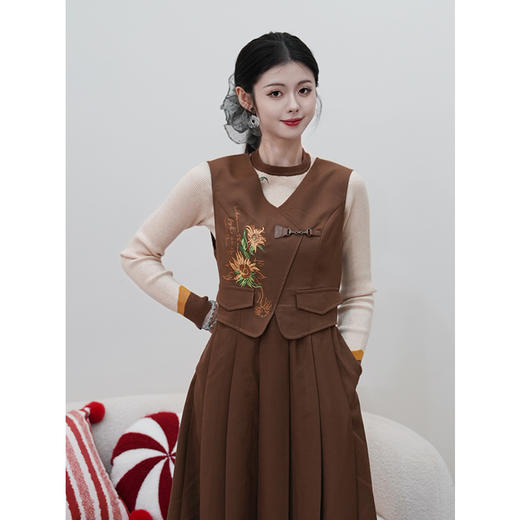 两三事梵高文艺时序漫歌2025秋新款向日葵绣花百褶裙摆无袖连衣裙 商品图4