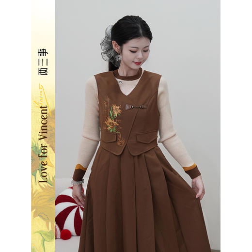 两三事梵高文艺时序漫歌2025秋新款向日葵绣花百褶裙摆无袖连衣裙 商品图0