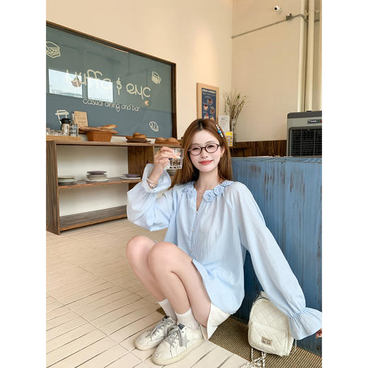 <曾小咸推荐>V领甜美立体花朵宽松衬衫女 商品图2