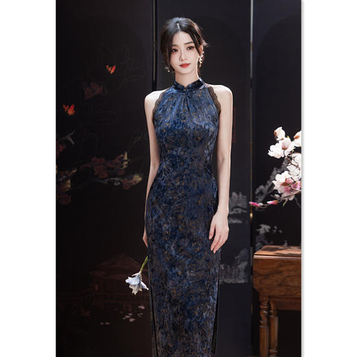 SKY 22761时尚改良新中式钻石绒挂脖露肩旗袍 商品图0