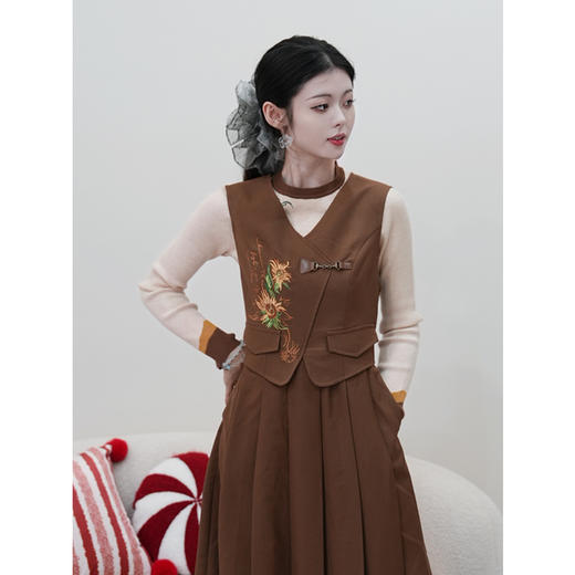 两三事梵高文艺时序漫歌2025秋新款向日葵绣花百褶裙摆无袖连衣裙 商品图3