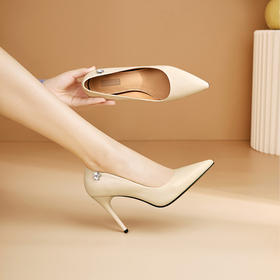 M1018-12025新款春季V口尖头水钻漆皮细高跟单鞋时尚金属头浅口女鞋纯色