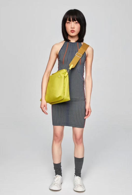 原单正品素然extra one设计师品牌全棉帆布翻盖骑行斜挎包单肩包
  颜色：芥黄   湖水蓝   黑色
  尺寸：宽36cm 、高 26cm 商品图3