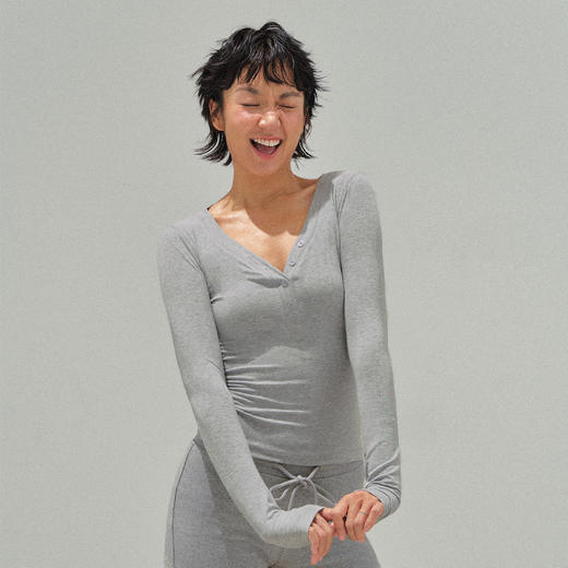 Ariseism 美式复古v领有纽扣长袖t恤女秋季新款修身上衣 商品图0