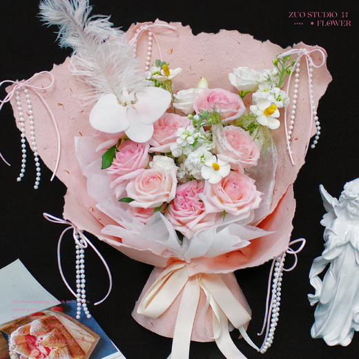 奢华款鲜花【浪漫与温柔的邂逅】粉色荔枝玫瑰*11支/洋桔梗*6朵/白罗兰*3支/蝴蝶兰*1支/驼鸟毛*1支/氛围感仪式感鲜花 商品图2