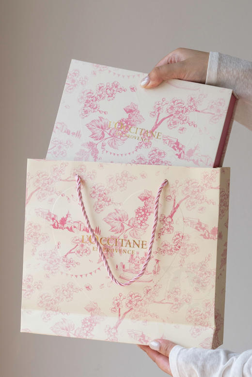 专柜版本‼️欧舒丹全新樱花礼盒来啦，身体乳250ml➕沐浴露250ml➕手霜30ml，5%⁫乳木果油+葡萄籽油+⁫天然云母微粒，想送高大上些，那选它~ 商品图3