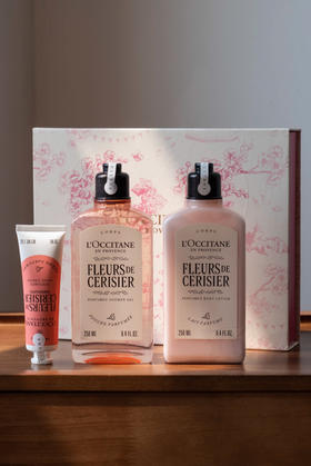 专柜版本‼️欧舒丹全新樱花礼盒来啦，身体乳250ml➕沐浴露250ml➕手霜30ml，5%⁫乳木果油+葡萄籽油+⁫天然云母微粒，想送高大上些，那选它~