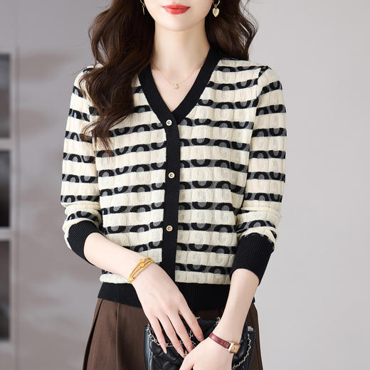 V领条纹针织衫，小香风长袖上衣打底小衫CC-101-82067 商品图3