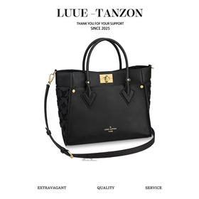 驴家 On My Side手袋展现小牛皮与经典 Monogram帆布的优雅融合。撞色帆布塑造大号外袋(JPH)