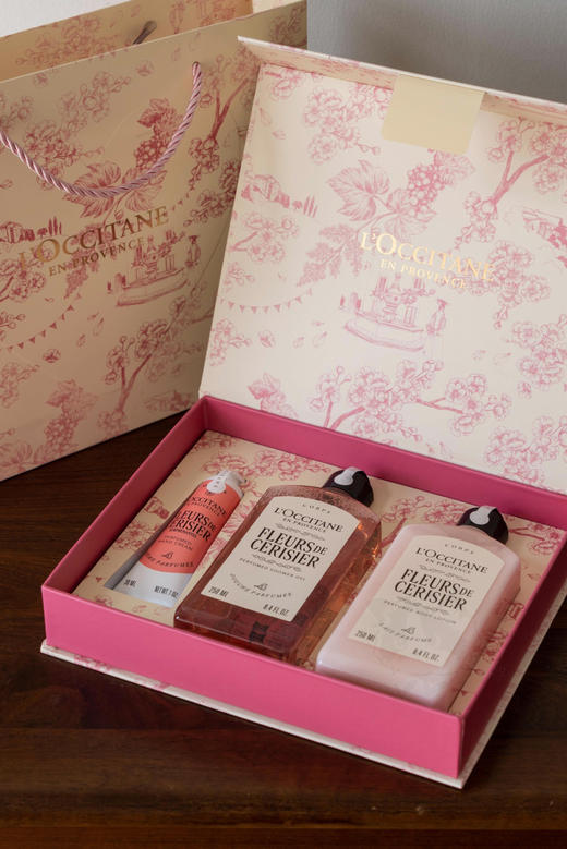 专柜版本‼️欧舒丹全新樱花礼盒来啦，身体乳250ml➕沐浴露250ml➕手霜30ml，5%⁫乳木果油+葡萄籽油+⁫天然云母微粒，想送高大上些，那选它~ 商品图4