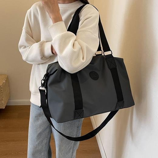 【轻便大容量多用包】轻便手提单肩旅行包 新款大容量休闲运动外出斜挎包 手提单肩斜挎随心换 健身出游全搞定  耐用又时尚 商品图4