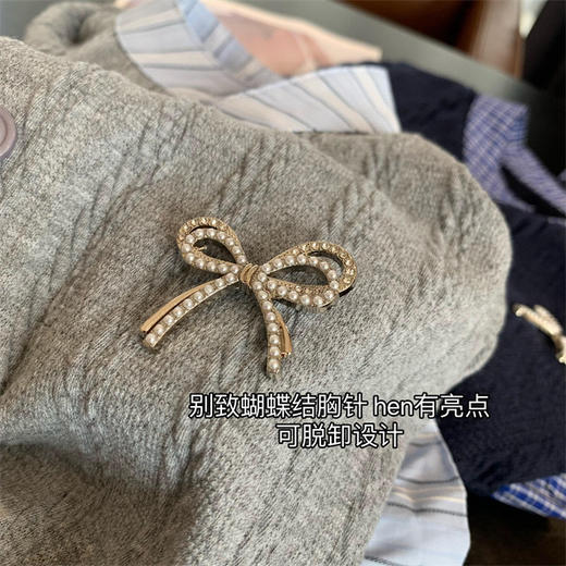 直发【9512】miu系 设计感假两件法式开衫荷叶边上衣（送蝴蝶别针） 商品图3