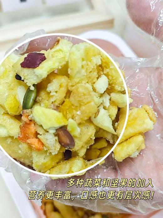 💰19.9抢3大盒【阿萨郊 手抓代餐沙琪玛】，芝士肉脯/蔬菜坚果/双蛋醇香，三种口味任你选+附带贴心手套 ✅新鲜鸡蛋和面，纯手工制作👐不加一滴水，鸡蛋香爆棚，松软不腻解馋❗️  商品图4