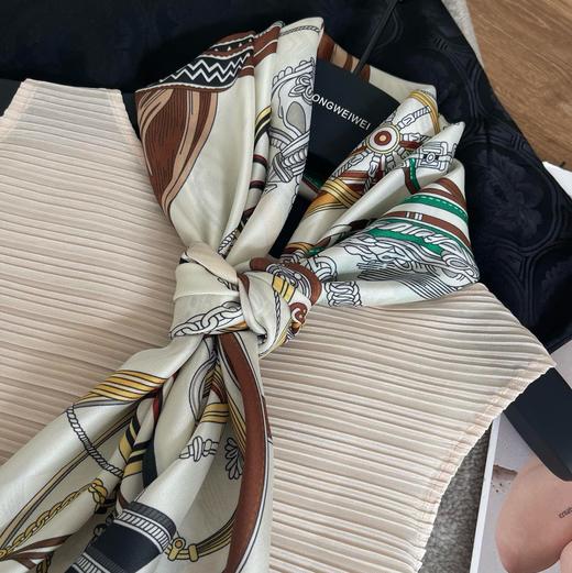 掌握搭配氛围感的神〰️【印花丝巾】一条丝巾多种用法👗从头到脚为穿搭增色✨一条丝巾就能完美胜任 商品图2