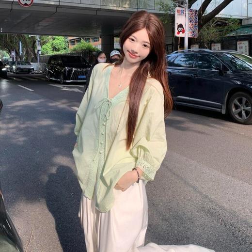 灯笼袖蕾丝花边衬衫【AUChris早秋清冷气质宽松v领蕾丝衫显白衬衣】手臂肉肉隐形术 人棉材质 柔软透气 垂坠感 不易皱 商品图0