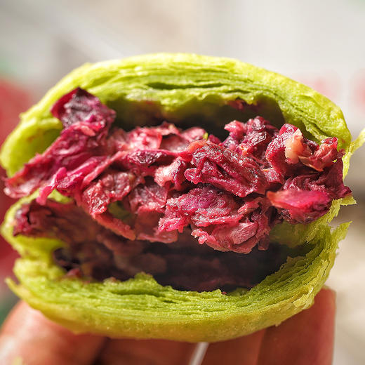 云南【手工鲜花饼】层层酥脆、松软、花味自然、口感清甜，现摘滇红重瓣玫瑰花为馅，手工制馅、搓揉饼皮、手工包馅！ 商品图1