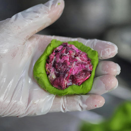 云南【手工鲜花饼】层层酥脆、松软、花味自然、口感清甜，现摘滇红重瓣玫瑰花为馅，手工制馅、搓揉饼皮、手工包馅！ 商品图5