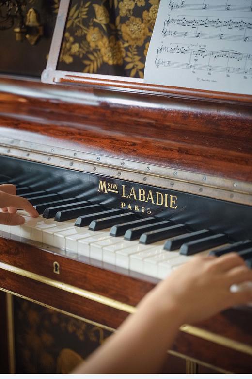 独角鹿西洋古董1890年代法国LABADIE PARIS签名出品东方风格铜鎏金烛台嵌象鹭花鸟纹莳绘漆画装饰瑞兽主题实木精雕立式钢琴 商品图3