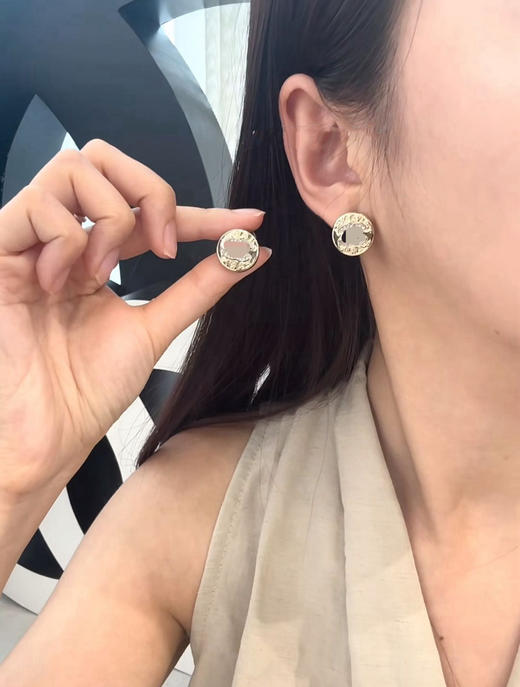 826-2 真香老渠道 25A 金币耳钉 双C晶钻 字母金币耳环 可调节长项链 商品图2