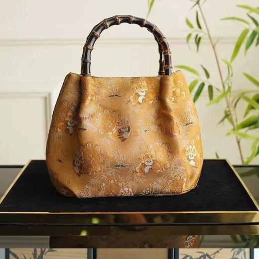 丁摩 熊猫舞狮 重磅宋锦非遗真丝竹节包手提包国风中式金色手拎包5ZF-104 商品图2