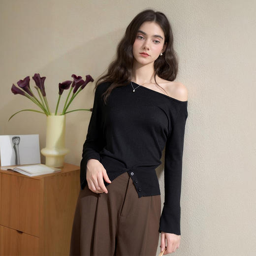 西遇纯欲斜肩下摆纽扣开叉长袖针织衫女秋季气质收腰显瘦毛衫V2751165 商品图0