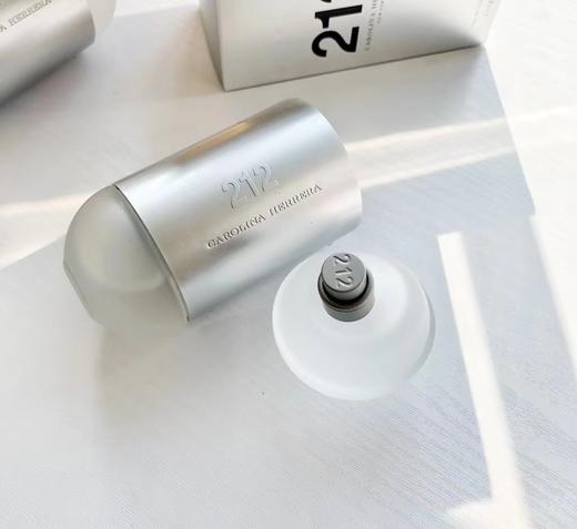 D082534白色212双头香水100ml简约时尚可作为摆件创意十足 商品图6