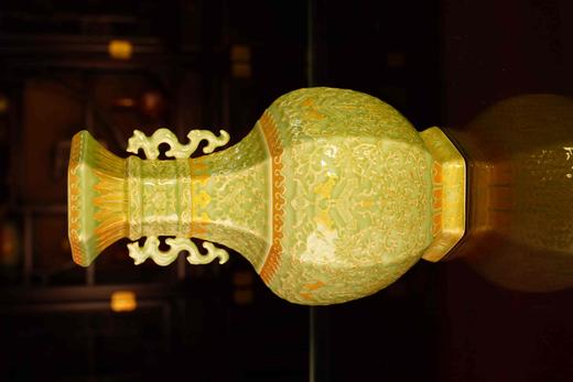 金镶玉吉庆有余双耳六方瓶 商品图0