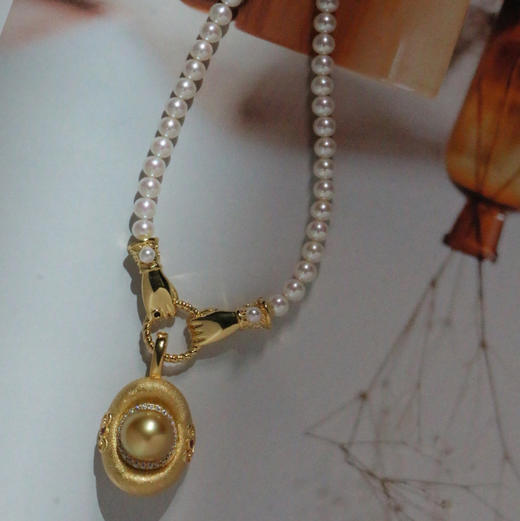 把大招财戴在身上 下半年吸金能量加持 9-10mm 基本无暇或底部细微瑕 面无暇 极强光 浓金 纯银配件 可以配刘亦菲同款链子 需要额外购买 商品图3