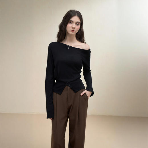 西遇纯欲斜肩下摆纽扣开叉长袖针织衫女秋季气质收腰显瘦毛衫V2751165 商品图3