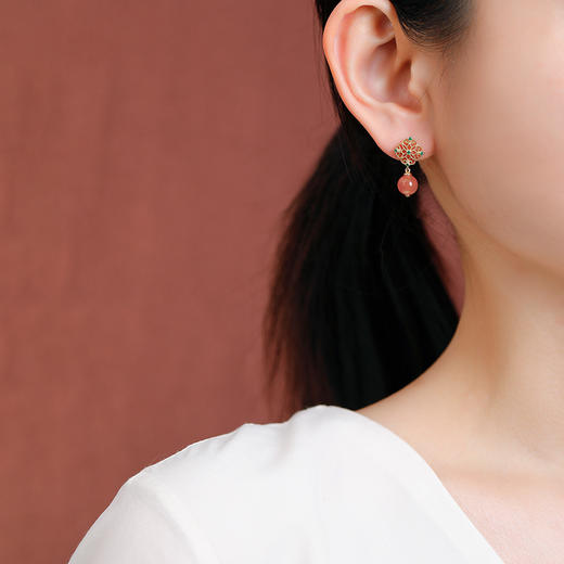 【菲菲红素】S925纯银镀金南红水红玛瑙花纹镂空圆珠耳饰【CW-23280】 商品图3