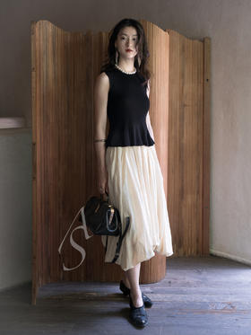 Ashlyn  黑色Liliana褶边下摆针织背心