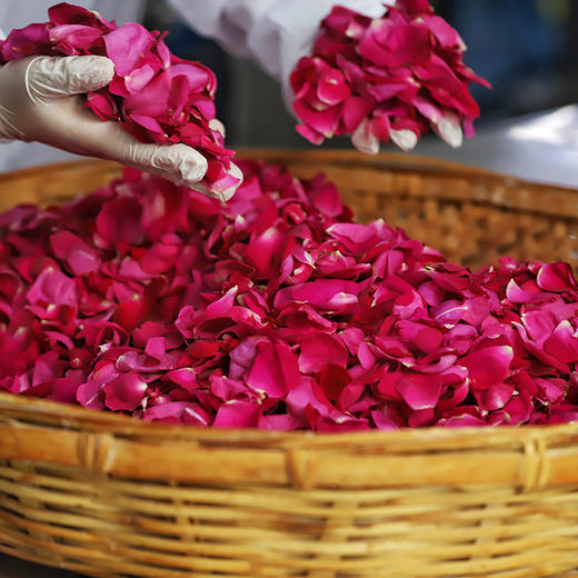 云南【手工鲜花饼】层层酥脆、松软、花味自然、口感清甜，现摘滇红重瓣玫瑰花为馅，手工制馅、搓揉饼皮、手工包馅！ 商品图3