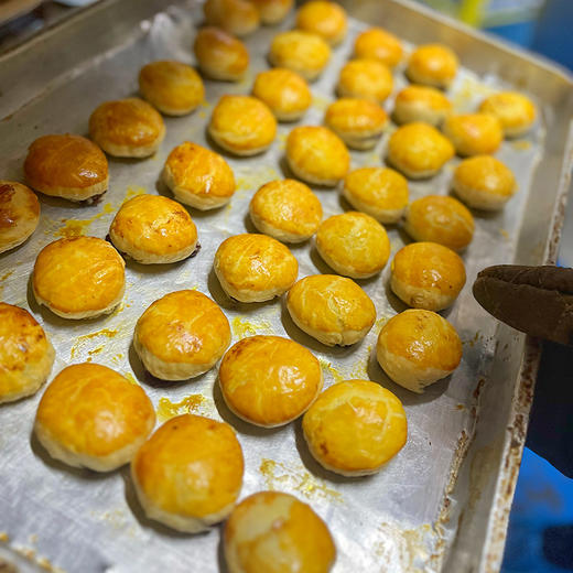 云南【手工鲜花饼】层层酥脆、松软、花味自然、口感清甜，现摘滇红重瓣玫瑰花为馅，手工制馅、搓揉饼皮、手工包馅！ 商品图8