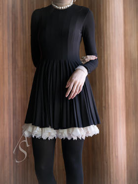 Ashlyn  黑色Kelly交窬褶边连衣裙