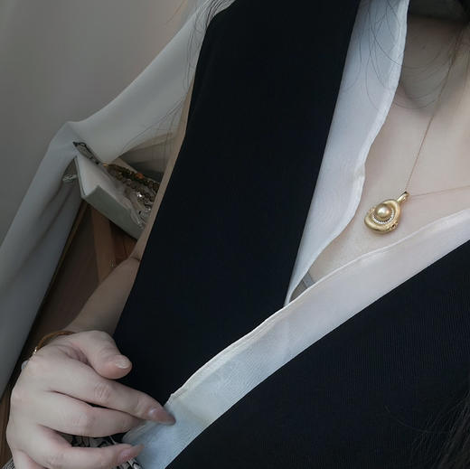 把大招财戴在身上 下半年吸金能量加持 9-10mm 基本无暇或底部细微瑕 面无暇 极强光 浓金 纯银配件 可以配刘亦菲同款链子 需要额外购买 商品图10