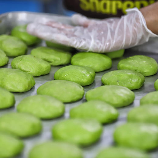 云南【手工鲜花饼】层层酥脆、松软、花味自然、口感清甜，现摘滇红重瓣玫瑰花为馅，手工制馅、搓揉饼皮、手工包馅！ 商品图6