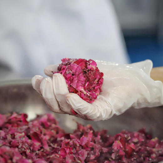 云南【手工鲜花饼】层层酥脆、松软、花味自然、口感清甜，现摘滇红重瓣玫瑰花为馅，手工制馅、搓揉饼皮、手工包馅！ 商品图4