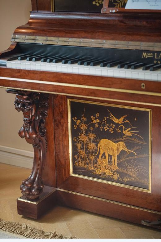 独角鹿西洋古董1890年代法国LABADIE PARIS签名出品东方风格铜鎏金烛台嵌象鹭花鸟纹莳绘漆画装饰瑞兽主题实木精雕立式钢琴 商品图4