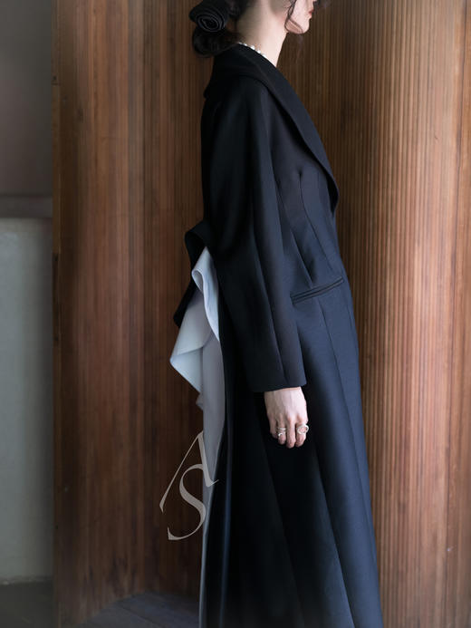 Ashlyn 黑色Aislinn丝羊毛解构雕塑长外套 商品图5