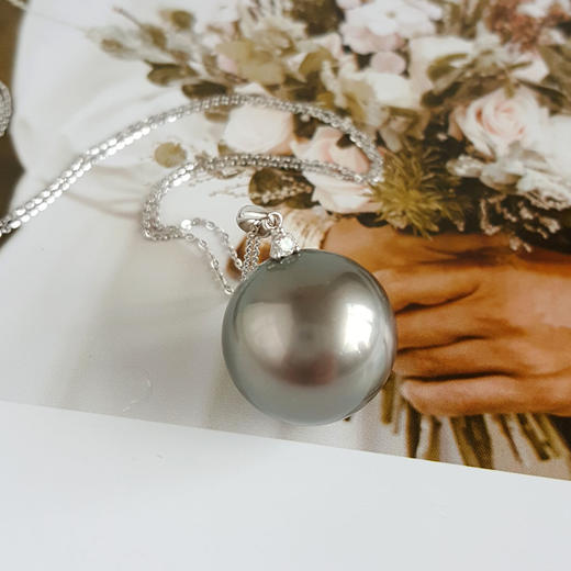 【天然正品】AU750收藏级白金镶钻镶天然近完美约17MM大溪地铂金灰海水珍珠吊坠项链25.4*17.0*17.0MM链长：45CM（长度可调节）女性现售价：8880！110825TJ37 商品图4