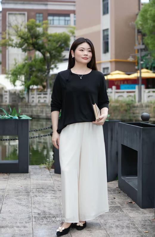 人手2件必入款🔥🔥【黑白双色 袢扣套头打底衫】结合大家最中意的元素！左右两侧开衩，防铜氨丝面料，莫代尔手感，舒适软糯亲肤，穿不腻的打底衫，非常推荐！ 商品图2