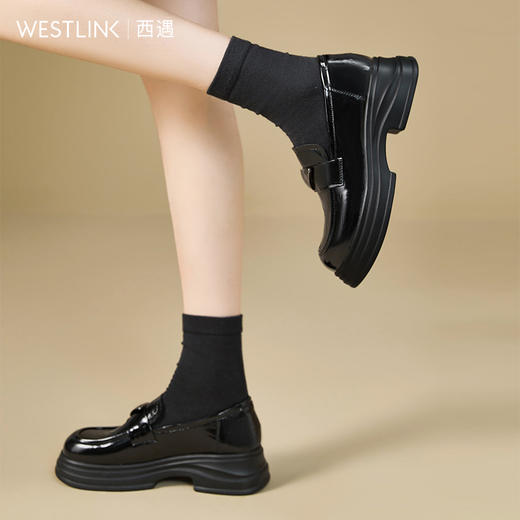 西遇厚底乐福鞋女新款秋季英伦漆皮增高黑色单鞋一脚蹬小皮鞋V1857095 商品图3