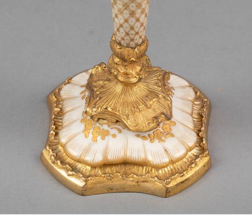 独角鹿西洋古董法国出品路易十五风格古典卷叶纹铜鎏金精雕装饰小天使主题手绘描金瓷制烛台一对 商品图4