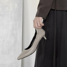 【预售5天】气质耐看型~春秋新款浅口褶皱软皮法式通勤尖头猫跟单鞋DQ&DQ9595W