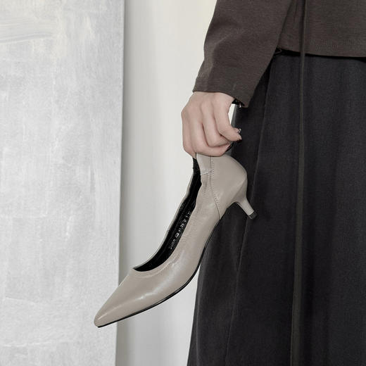 【预售5天】气质耐看型~春秋新款浅口褶皱软皮法式通勤尖头猫跟单鞋DQ&DQ9595W 商品图0