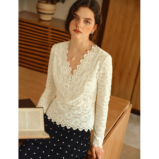 OLrain欧芮儿2025新款女秋季法式温柔浪漫杏色绒感蕾丝衫短款上衣 商品图0