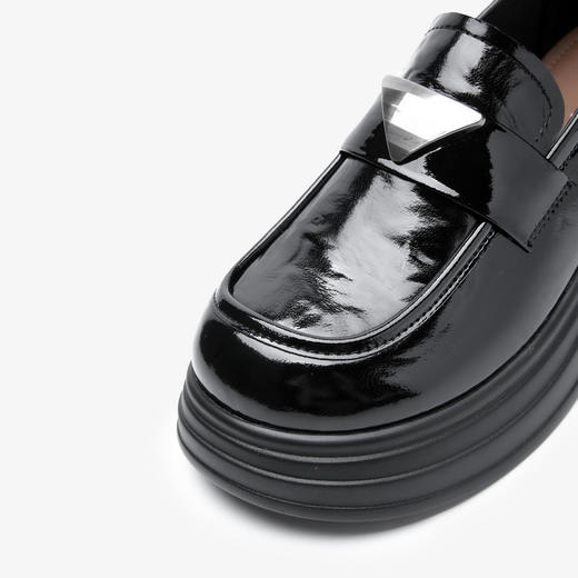 西遇厚底乐福鞋女新款秋季英伦漆皮增高黑色单鞋一脚蹬小皮鞋V1857095 商品图5