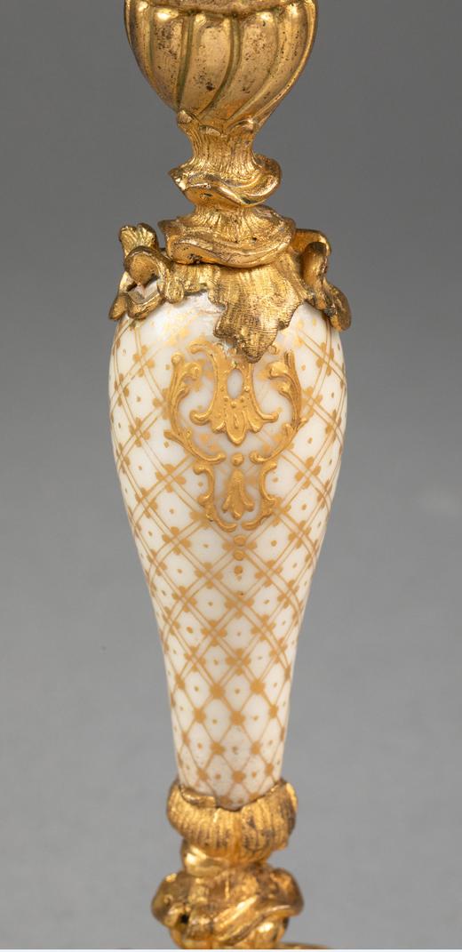 独角鹿西洋古董法国出品路易十五风格古典卷叶纹铜鎏金精雕装饰小天使主题手绘描金瓷制烛台一对 商品图3